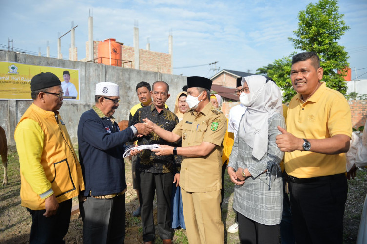 Potong 4 Ekor Sapi Qurban 1443 H, DPD Golkar Riau Ajak Jadikan Momentum Berbagi 